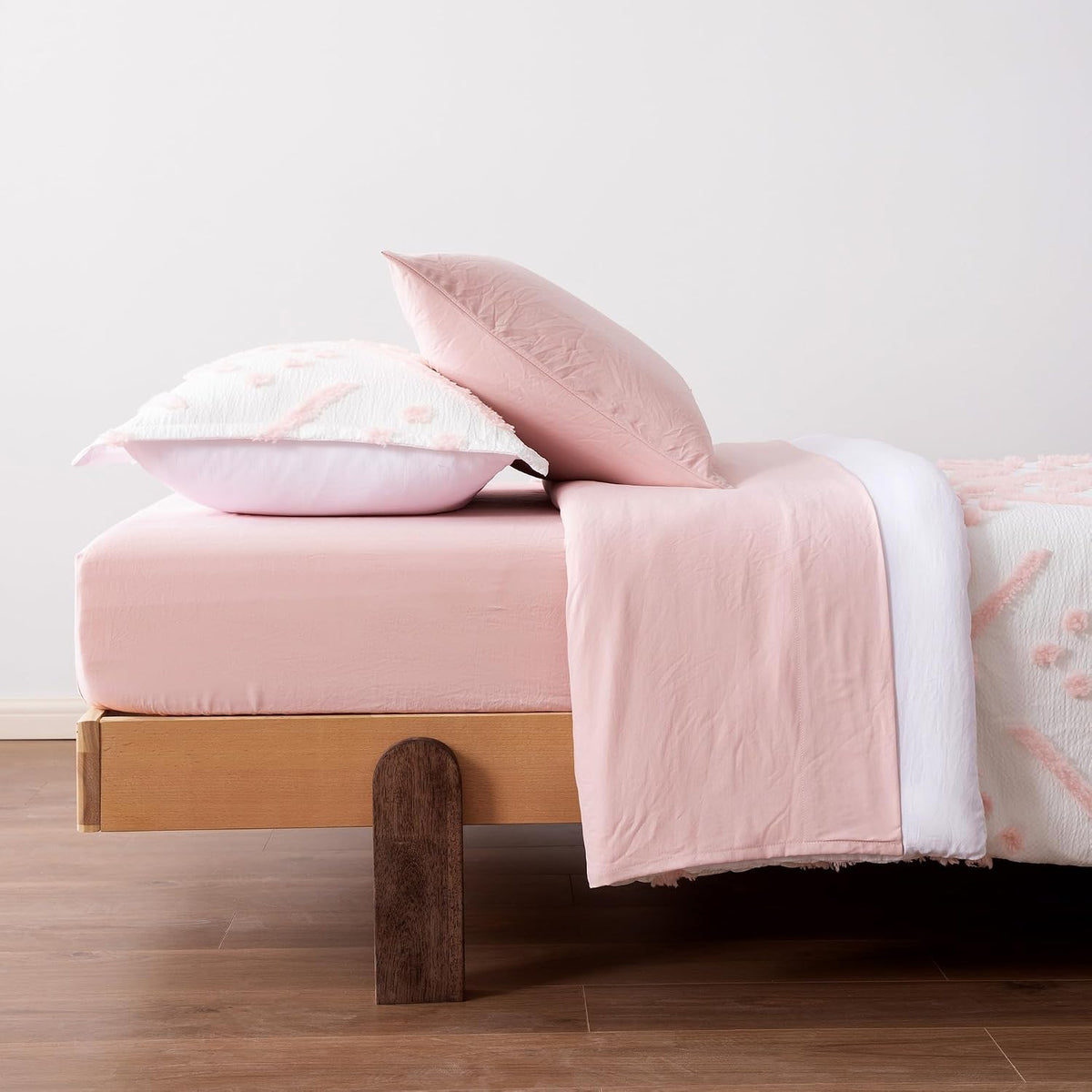 Amazon Basics Kids' Pink Bedding Set, 5-Piece Jacquard Bed-in-a-Bag with Comforter, Fitted Sheet, Flat Sheet, Pillowcase, Pillow Sham, Deep Pocket 16", All-Season, Pink Tufted, Twin