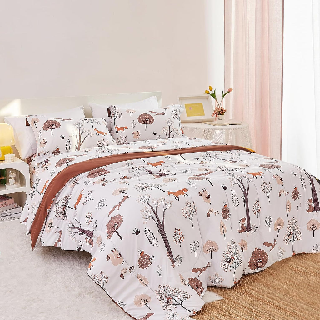 Yibeizi Kids Comforter Set for Boys Girls Full Size, Cute Quilted Woodland Forest Animal Print Fall Bedding with Pillow Sham, Lightweight Soft Breathable Machine Camping Themed Bed Set 3 Piece