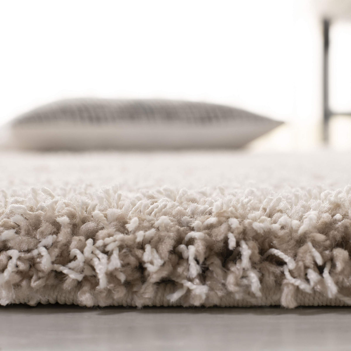 SAFAVIEH Area Rug 4x6 - California Shag Collection - Ivory, Non-Shedding & Easy to Clean, Ultra Plush Thick Pile, Ideal for Living Room, Bedroom, Dining Space (SG151-1212)