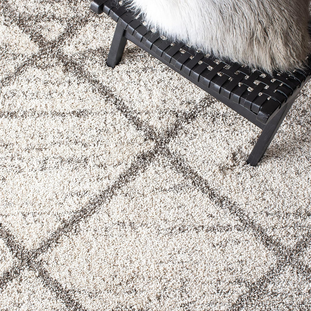 SAFAVIEH Hudson Shag Accent Rug 3'x5', Soft Plush Grey & Beige SGH281J